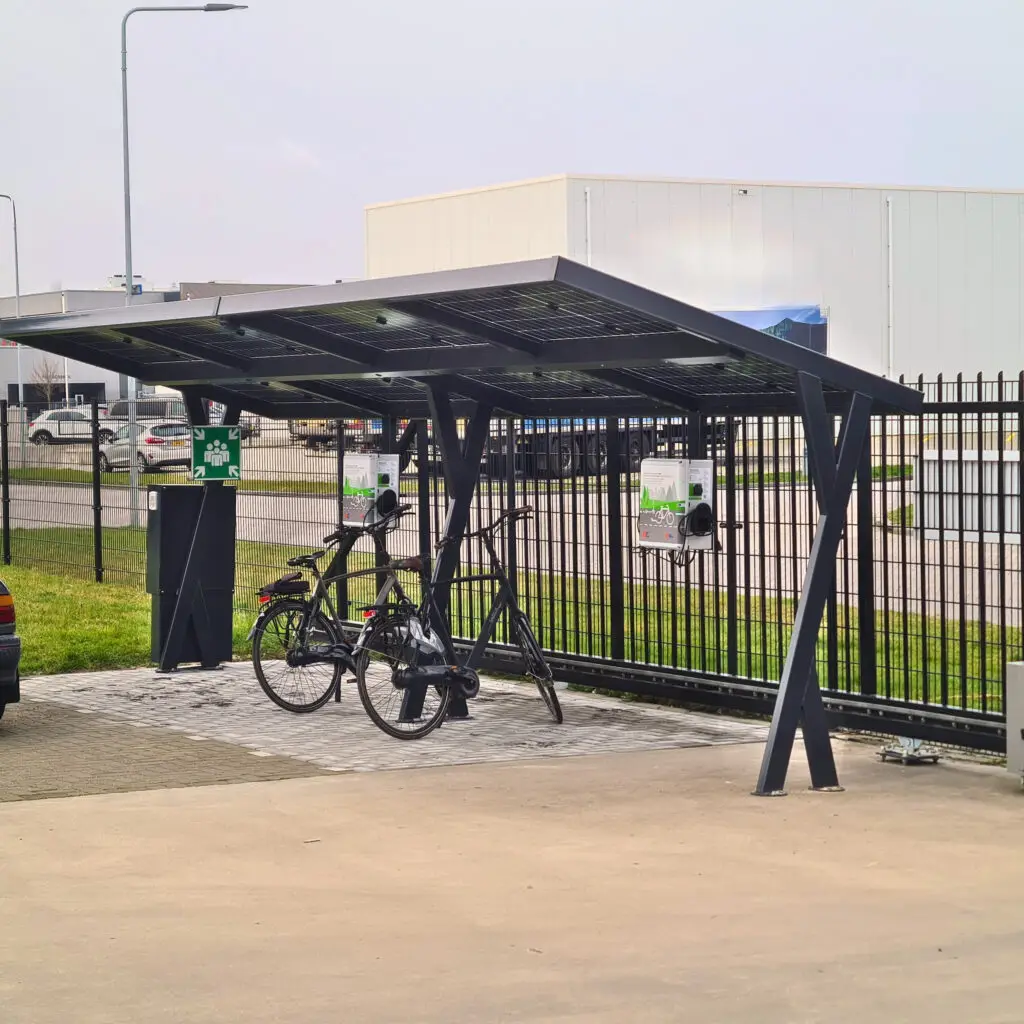 Home Solar fietsoverkapping met twee fietsladers. Schuin achter aanzicht