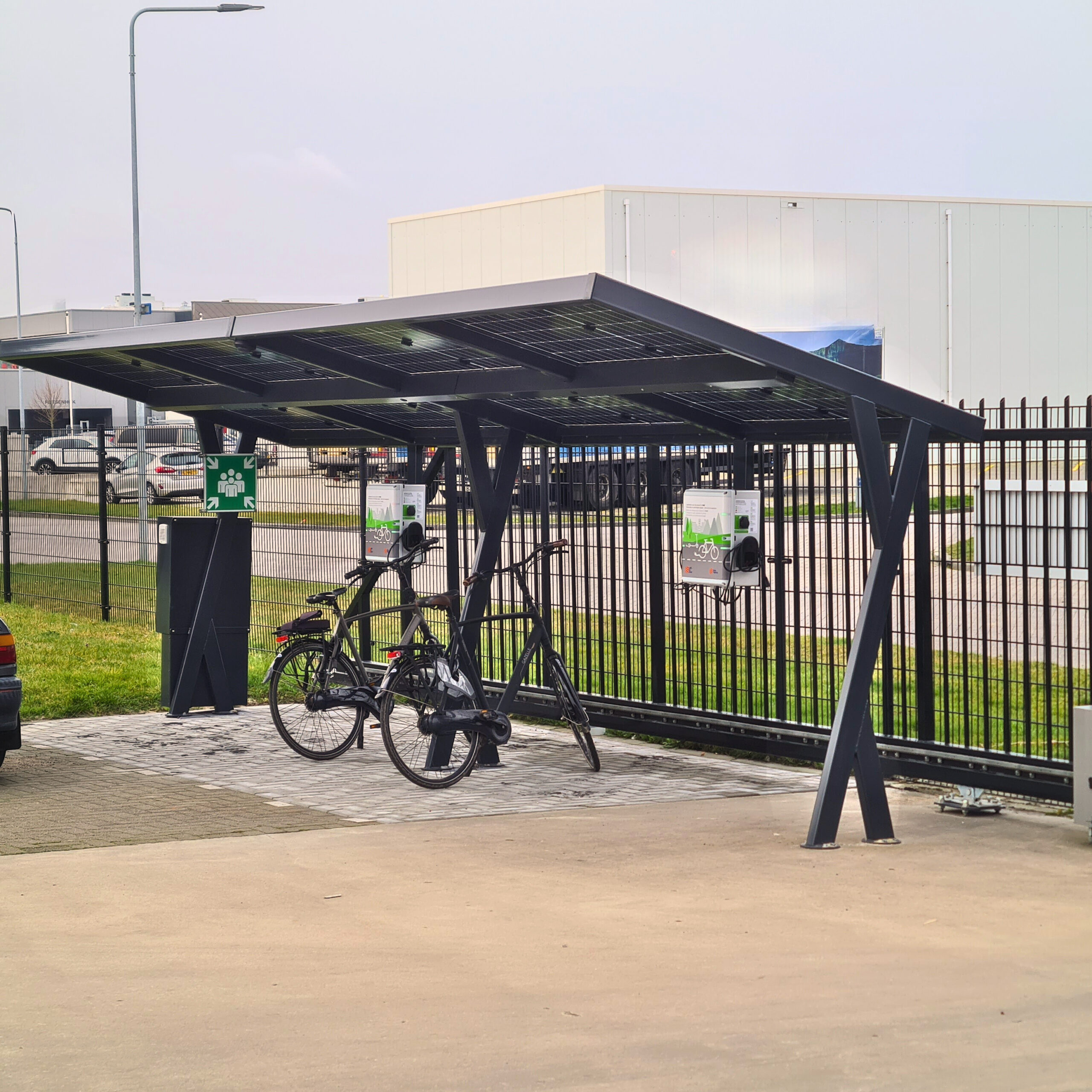 Solar fietsoverkapping met twee fietsladers. Schuin achter aanzicht