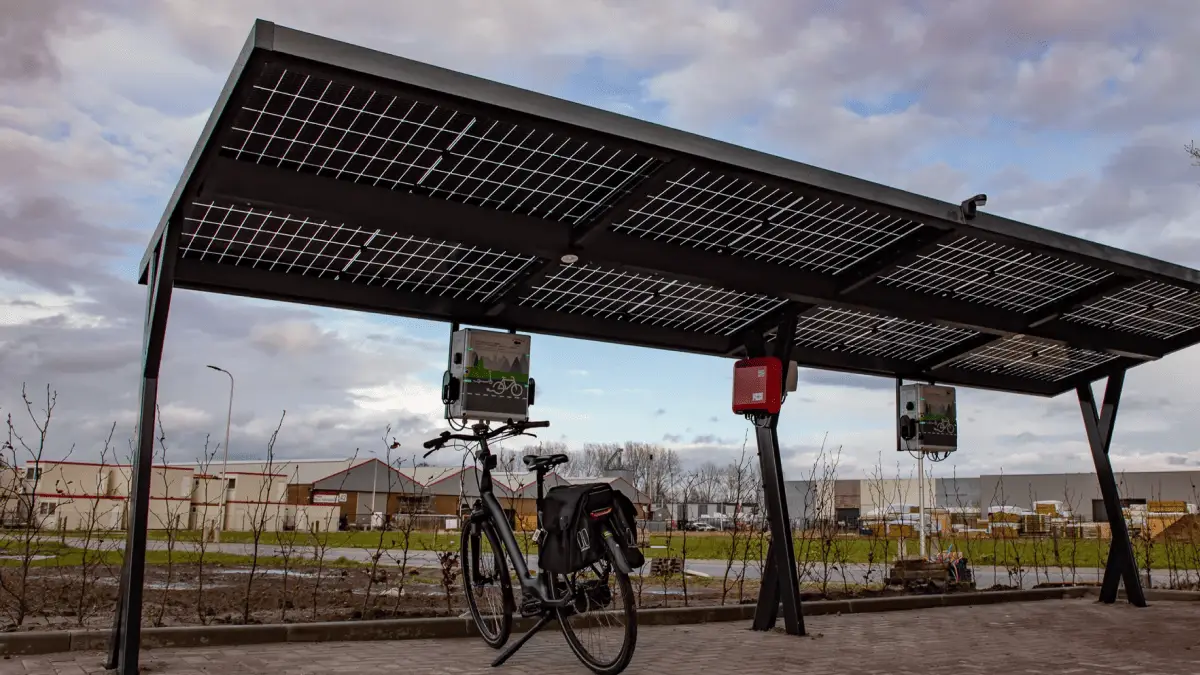 Solar fietsoverkapping met twee fietsladers. Onder achter aanzicht